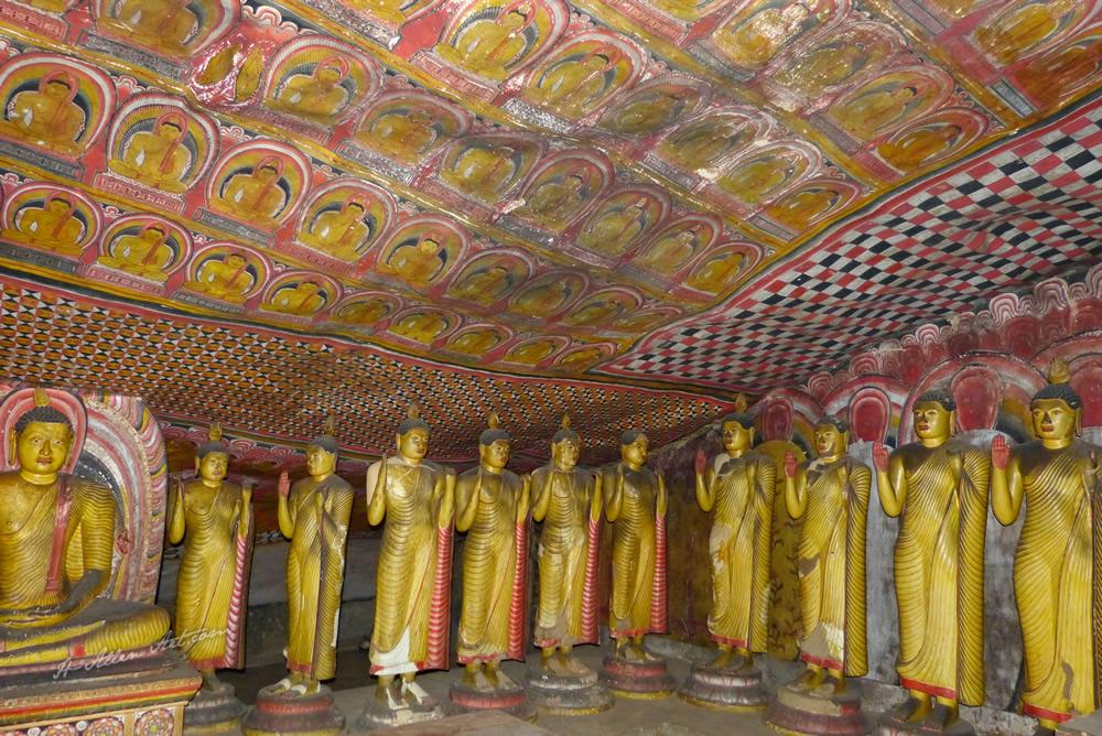 Standing Bhuddas, Dambulla Cave, Sigiriya, Sri Lanka Standing Bhuddas, Dambulla Cave, Sigiriya, Sri Lanka